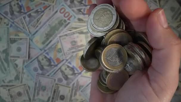 Mano Cadere Monete Dall Alto Tavolo Coperto Con Banconote Dollaro — Video Stock
