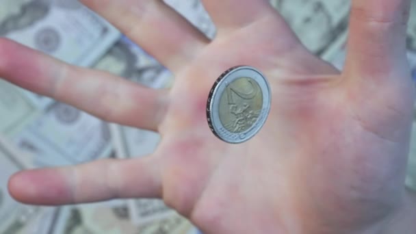 Χέρι Ρίχνει Ευρώ Κέρμα Αργή Κίνηση Μακροεντολή — Αρχείο Βίντεο