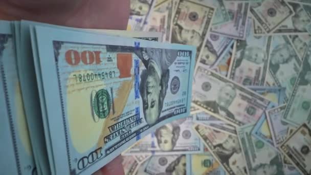 Mano Scivolare Dollari Usa Nel Mucchio Banconote Sparse — Video Stock