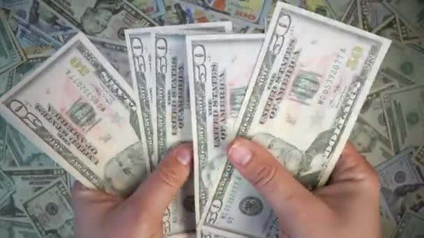 Mãos Das Mulheres Estão Contar Dólares Americanos Macro Motion Overhead — Vídeo de Stock