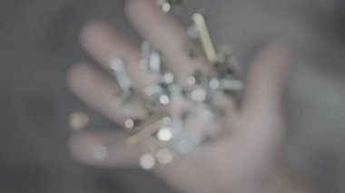 Makro, çelik vida ve cıvataların yavaş çekimde fırlatıldığı yerden ateş ediyor.