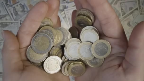 手掌打开 把欧元硬币扔到美元钞票上 从上往下拍宏观 慢动作 向前移动 免版税图库视频片段