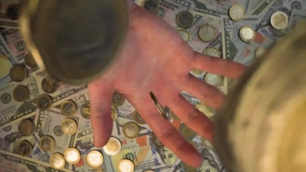 ユーロはオープンハンドパームに落ちる パームの下には 米ドル紙幣が散らばっている スローモーションビデオ — ストック動画