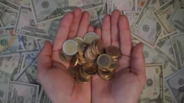 Ένα Σωρό Κέρματα Ευρώ Ρίχνονται Τις Παλάμες Των Γυναικών Προς — Αρχείο Βίντεο