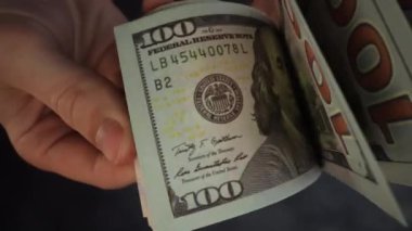 Parmaklar yavaş çekimde 100 ve 50 dolar sayıyor..