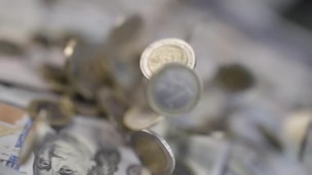 Крупним Планом Макрозйомка Падаючих Євро Монет Відскакують Від Доларових Банкнот Ліцензійні Стокові Відеоролики