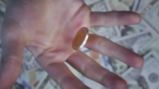 Металева Монета Викидається Високо Рукою Повільному Русі Макрос — стокове відео