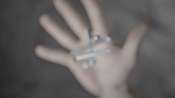 Рука Бросает Замедленной Съемке Макро Три Металлических Винта Гальванизированные Болты Стоковое Видео