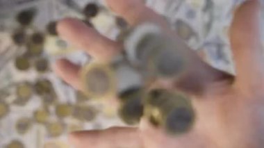 El, Euro sikkelerini yavaş çekimde fırlatıyor. Yukarıdan makro atış.