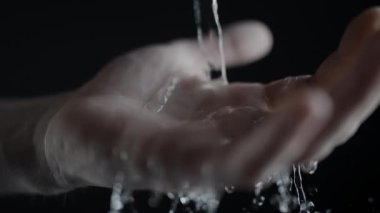 Elin üzerinden su akıyor, sürdürülebilirlik, sağlık, temiz su, doğa ve hijyen için faydalar sunuyor