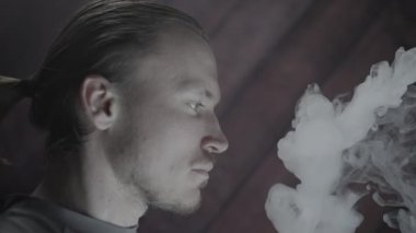 Duman, erkeklerin yüzlerini kapatır.