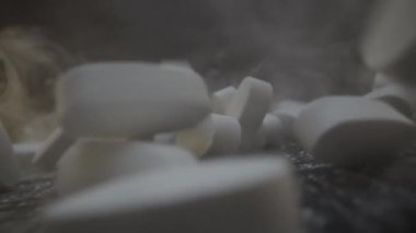 Tarafsız tonlarda ruhani ve sisli bir atmosfer bulanık ve bulutlu elementlerle puslu ve soyut bir arkaplan yaratır.