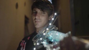 Güzel, parlak bir keman akşam vakti insanlar tarafından çalınır.