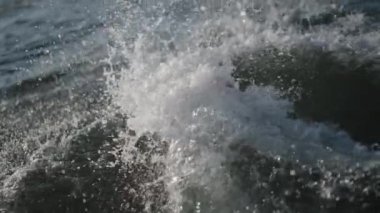 İnsanlar sudan yüksek su sıçramalarıyla çıkar.