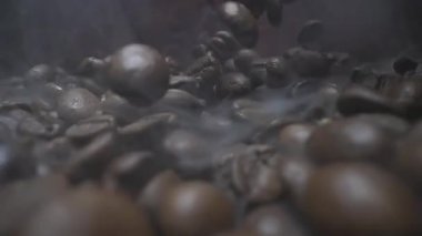 Dinamik bir manzara taze kavrulmuş kahve çekirdeklerini sergiliyor. Lezzetli aroma ve aroma notlarını piyasaya sürüyorlar.