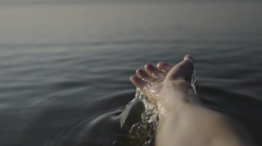 Aşağıdaki sakin sulara uzanan sakin bir ayak derin bir sükunet ve huzur hissi uyandırıyor.