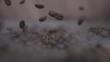 Kahve çekirdeklerinin düşüşünün ve havada yüzüşünün dinamik görüntüsü, dokularını ve hareketlerini gözler önüne seriyor..