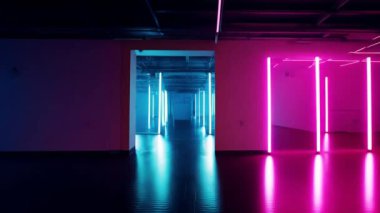 Parlak neon ışıklar mükemmel bir şekilde modern, dinamik bir atmosfer yaratıyor eşsiz, göz alıcı iç mekanlar.