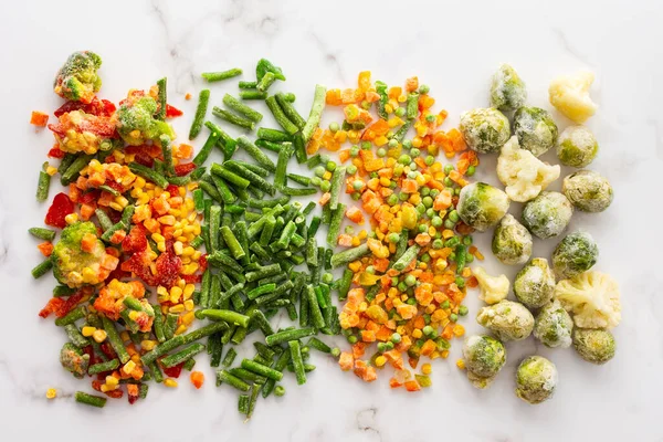 冷冻蔬菜配料 冷冻青豆和西兰花 玉米和胡萝卜 芽菜和花椰菜 豌豆和甜椒 复制空间 顶部视图 — 图库照片