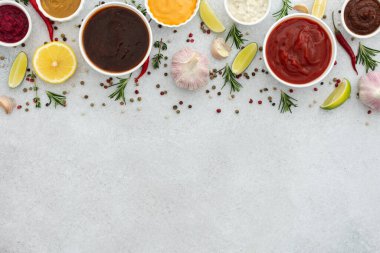 Mevsimli, biberiyeli ve biberli farklı soslar, kekik ve sarımsak, limon ve limon, kişniş, üst görünüm, kopyalama alanı.