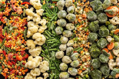 Donmuş sebze karışımı, donmuş yeşil fasulye ve brokoli, mısır ve havuç, Brüksel lahanası ve karnabahar, bezelye ve dolmalık biber, patlıcan ve kabak, üst manzara