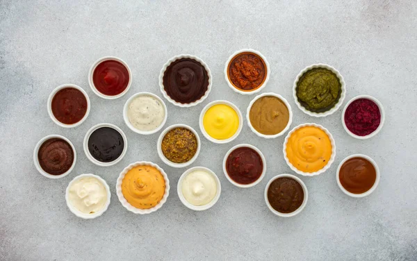 Różne Rodzaje Sosów Misach Ketchup Majonez Pesto Musztarda Sos Serowy — Zdjęcie stockowe