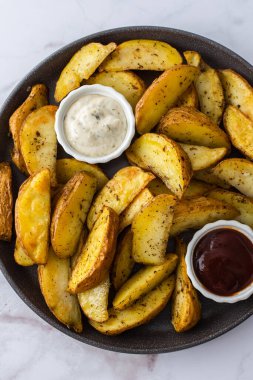 Fırında patates kızartması, dilimlenmiş, soslu, yakın çekim soslu.