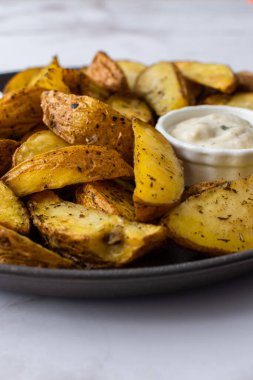 Fırında patates kızartması. Dilimlenmiş, soslu.