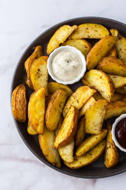 Fırında patates kızartması, dilimlenmiş, soslu, yakın çekim soslu.