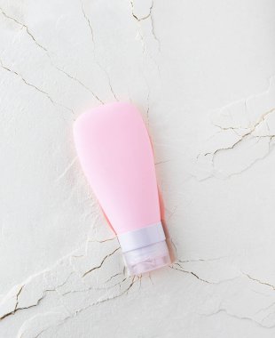 Soyut arka planda nemlendirici krem, çatlaklar, yüz ve vücut bakımı.