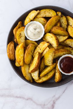 Fırında patates kızartması, dilimlenmiş, soslu, yakın çekim soslu.
