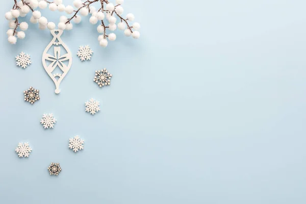 Dekoracyjne Białe Dekoracje Świąteczne Płatkami Śniegu Białymi Jagodami Niebieskim Tle — Zdjęcie stockowe