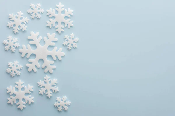 Białe Płatki Śniegu Niebieskim Tle Boże Narodzenie Tło Wesołych Świąt — Zdjęcie stockowe