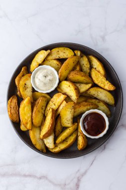 Fırında patates kızartması, dilimlenmiş, soslu, yakın çekim soslu.