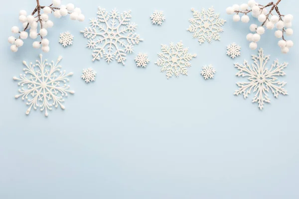 Białe Płatki Śniegu Gałęzie Łabędzia Niebieskim Tle Boże Narodzenie Tło — Zdjęcie stockowe