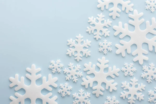 Witte Sneeuwvlokken Een Blauwe Achtergrond Kerst Achtergrond Vrolijk Kerstfeest Gelukkig — Stockfoto