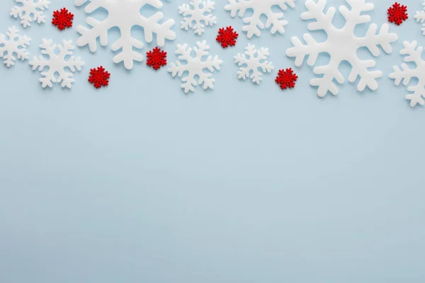 Białe Czerwone Płatki Śniegu Niebieskim Tle Boże Narodzenie Tło Wesołych — Zdjęcie stockowe