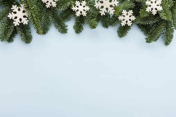 Gałęzie Jodłowe Białe Płatki Śniegu Niebieskim Tle Wesołych Świąt Szczęśliwego — Zdjęcie stockowe