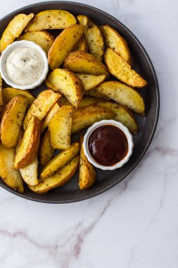 Fırında patates kızartması, dilimlenmiş, soslu, yakın çekim soslu.