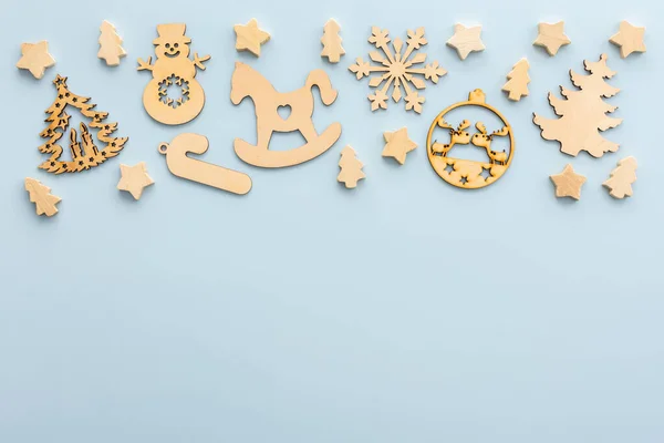 Naturalne Drewniane Zabawki Świąteczne Niebieskim Tle Wesołych Świąt Szczęśliwego Nowego — Zdjęcie stockowe