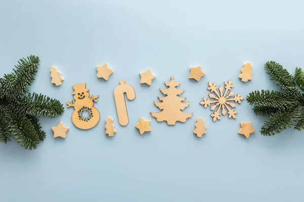 Naturalne Drewniane Zabawki Gałązki Świerkowe Niebieskim Tle Wesołych Świąt Szczęśliwego — Zdjęcie stockowe