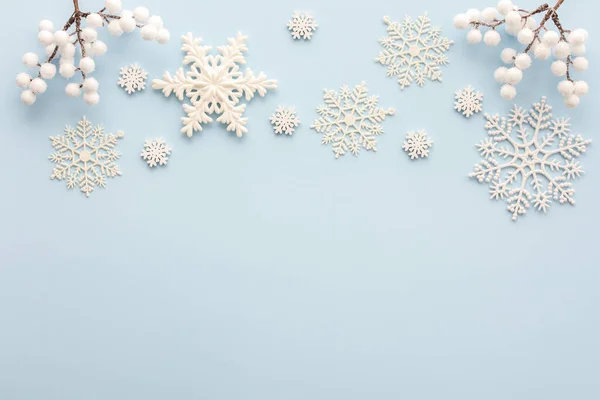 Białe Płatki Śniegu Gałęzie Łabędzia Niebieskim Tle Boże Narodzenie Tło — Zdjęcie stockowe