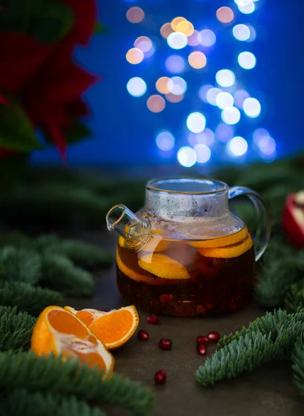 Tahtadaki Noel Pastası Parçaları Kırmızı Bir Fincan Çay Buhar Gibi — Stok fotoğraf