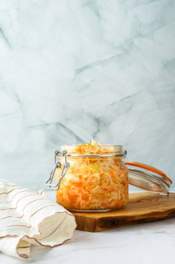 Taze mayalanmış sebzeler, havuçlu mayalanmış lahana sağlıklı doğal probiyotikler, sağlıklı beslenme, lahana turşusu.