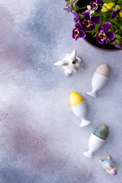 Renkli Paskalya Yumurtaları Pastel Pembe Arka Planda Sevimli Tavşanlar Tencerede — Stok fotoğraf