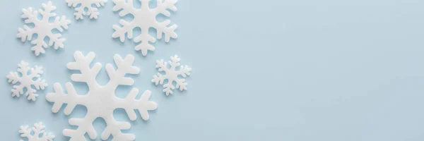 Białe Płatki Śniegu Niebieskim Tle Sztandar Bożego Narodzenia Wesołych Świąt — Zdjęcie stockowe
