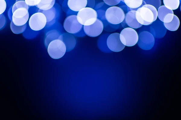 Kerst Blauw Gedefocuste Lichten Wazig Kleurrijke Lichten Een Donkere Achtergrond — Stockfoto