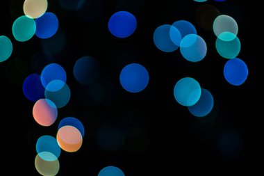 Yılbaşı odaklı olmayan ışıklar, karanlık arka planda bulanık ışıklar, şenlikli arka plan