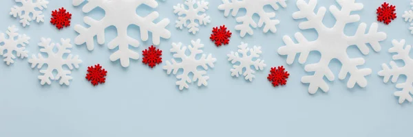 Białe Czerwone Płatki Śniegu Niebieskim Tle Sztandar Bożego Narodzenia Wesołych — Zdjęcie stockowe