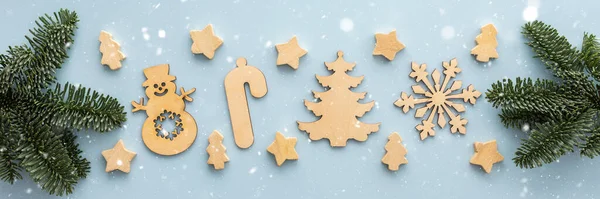 Naturalne Drewniane Zabawki Świąteczne Gałązki Świerku Niebieskim Tle Wesołych Świąt — Zdjęcie stockowe